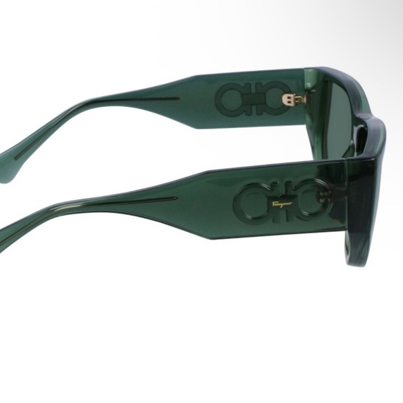 Ferragamo
Monochrome Rectangle Plastic Sunglasses

0409